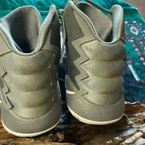 Nike men’s 7.5 high top tennis shoes. Perfect condition.. Hyper dunk. main image 8